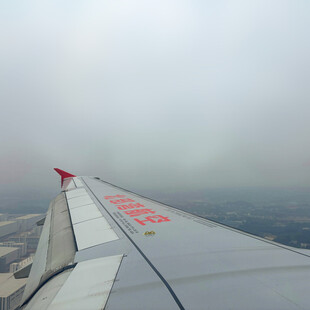 飞机机翼视角下的朦胧天际