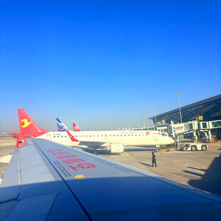 飞机机翼视角下的机场景象