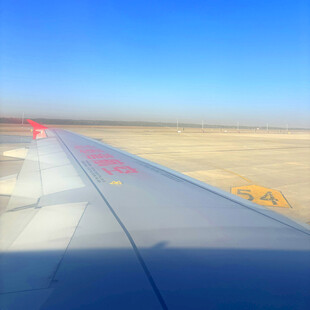 飞机机翼下的开阔景象