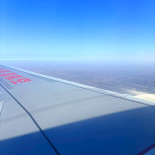 飞机机翼视角下的蓝天