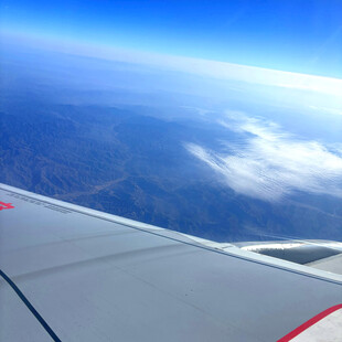 飞机机翼视角下的蓝天美景