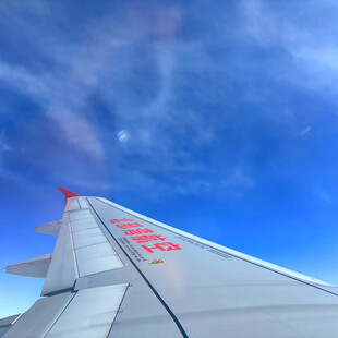 飞机机翼与蓝天美景