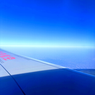 飞机机翼上的蓝天美景