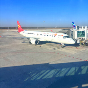 机场停靠的客机