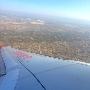 飞机机翼下的地面景观