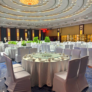 豪华宴会厅内的精致宴会布置