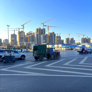 城市建筑工地外的停车场景