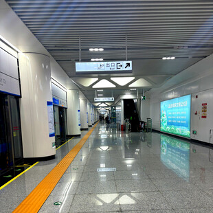 现代宽敞的地铁通道空间