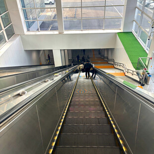 商场内的自动扶梯场景