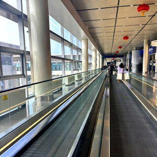 机场内的自动扶梯场景