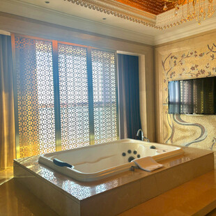 豪华浴室中的精致浴缸