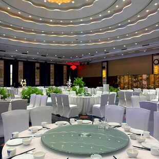 豪华宴会厅内的精致布置