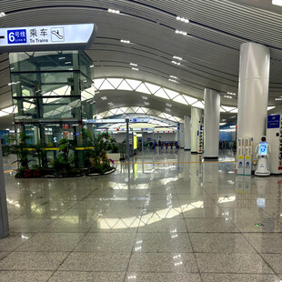 宽敞明亮的现代化机场大厅