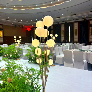 优雅会场中的精致花艺装饰