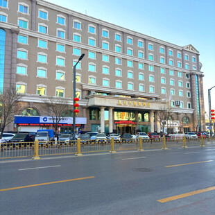 城市街道旁的大型建筑