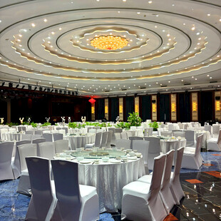 豪华宴会大厅布置精美