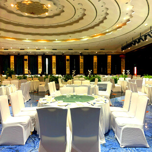 豪华宴会厅内的桌椅布置