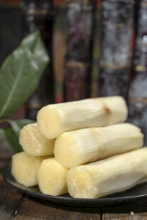 新鲜甘蔗整齐摆放在盘上