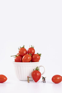 白杯盛放新鲜红草莓