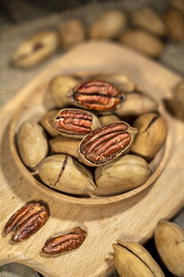 木盘里的美味碧根果