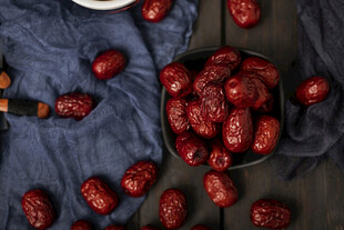 碗中饱满红枣诱人