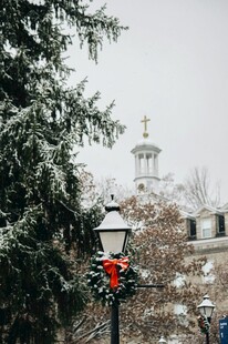 冬日雪景中的温馨街景
