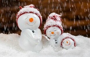 雪地中的可爱雪人一家