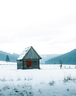 雪野中的孤独小屋