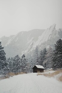 雪中山间小屋的静谧景致