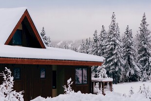 雪覆木屋旁的冬日森林