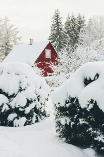 雪覆红屋