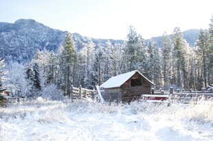 雪野中的静谧小木屋