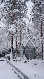 雪覆林间小屋冬日美景