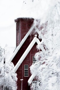 雪覆红屋