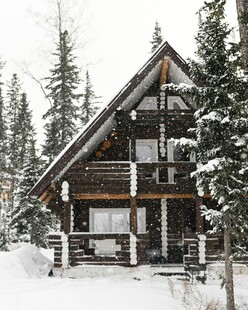 雪林中的木屋