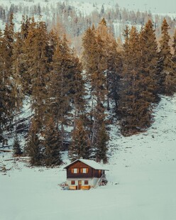 雪林中的温馨小屋