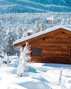 雪中山间木屋美景