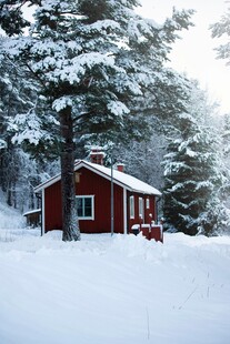 雪林中的红色温馨小木屋