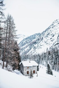 雪覆山间小屋