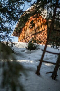 雪中山间木屋