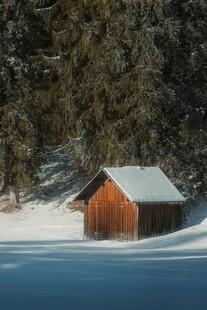 雪覆湖畔木屋