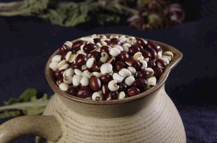 陶罐中的红豆薏米