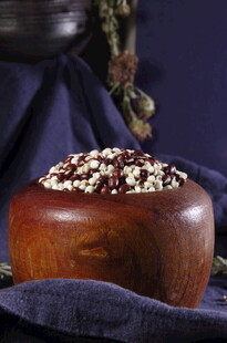 木碗盛的豆薏仁