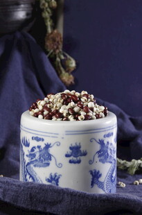 青花瓷罐盛的红豆薏仁