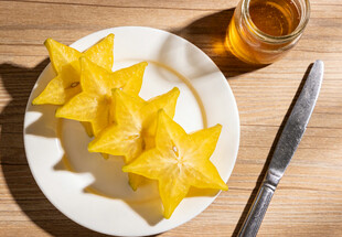 星形杨桃摆放在白色盘上