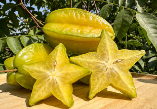 杨桃摆放在木桌上