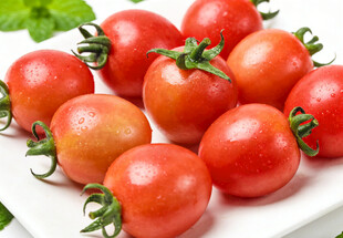 圣女果摆放在盘中