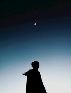 月夜下的神秘人物剪影