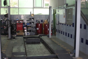 汽车维修车间内部场景