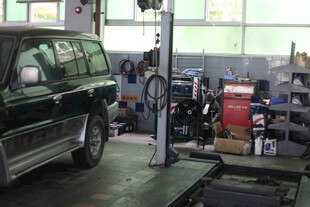 汽车维修车间内景